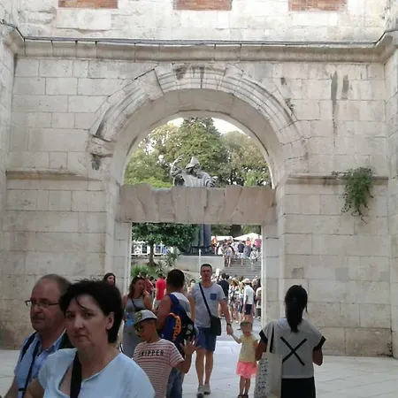 Room-ivann بيت شباب سبليت